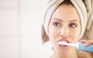 Come pulire i denti con lo spazzolino elettrico