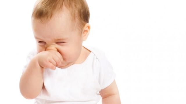 Bambino che si sfrega il naso dopo l'aspirazione del muco