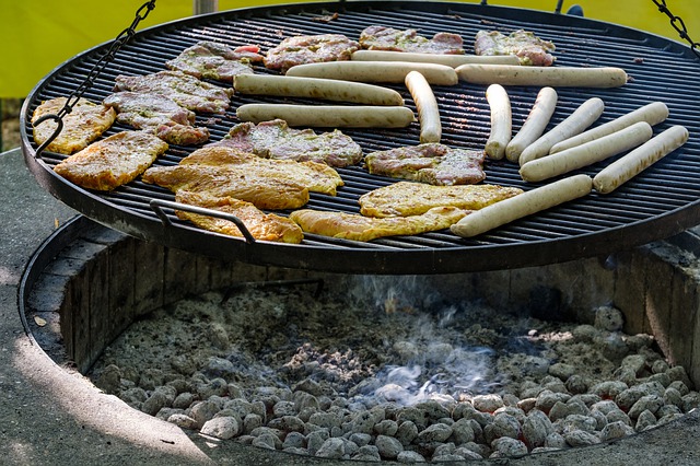 Grigliata di carne in giardino